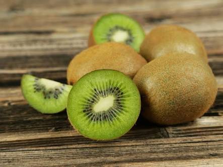 4 Manfaat Kesehatan Makan Buah Kiwi